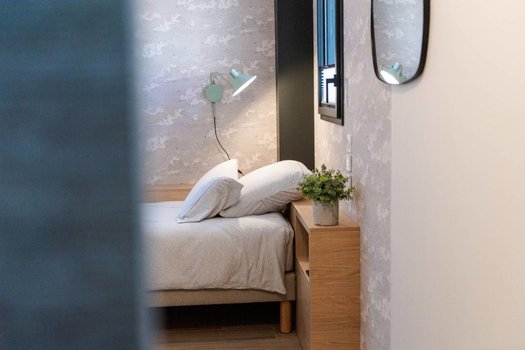 Chambre confortable de l’habitat partagé La Vieille Chouette – AIDADOM73