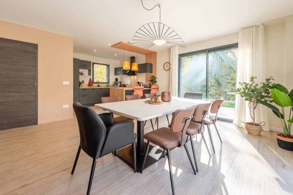 Salle à manger lumineuse de l’habitat partagé La Vieille Chouette à La Ravoire – AIDADOM73
