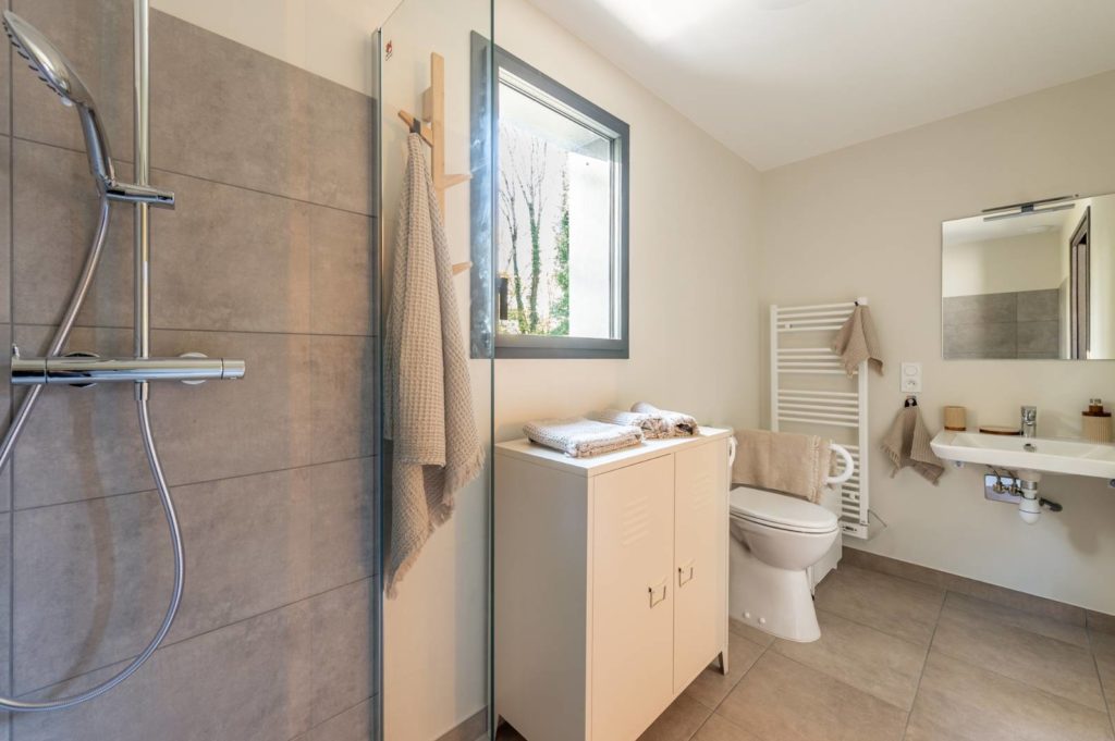 Salle de bain adaptée PMR de l’habitat partagé La Vieille Chouette – AIDADOM73