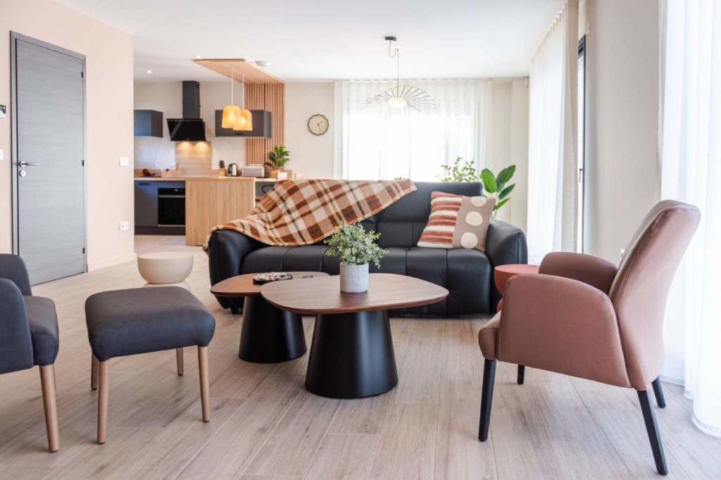 Salon chaleureux et convivial de l’habitat partagé La Vieille Chouette – AIDADOM73