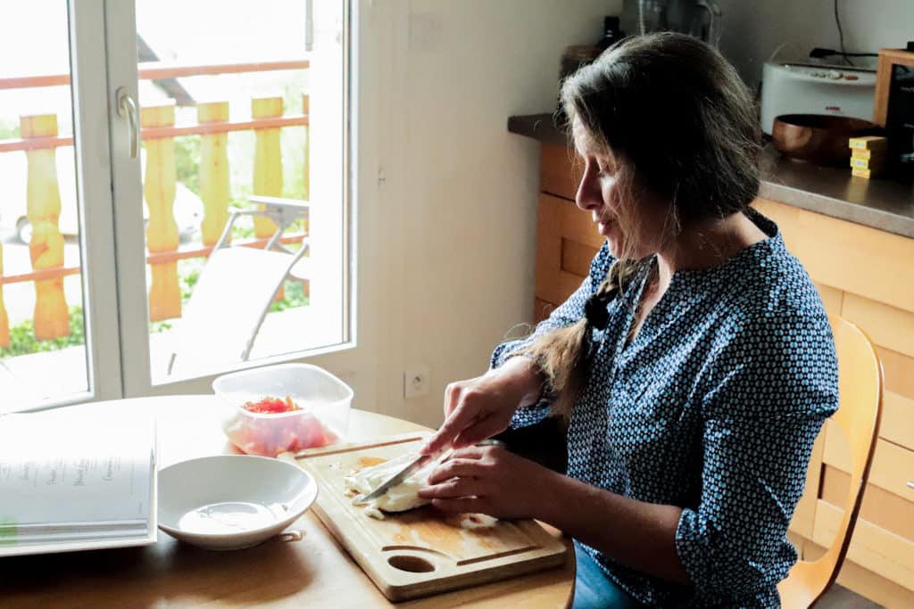 Aide à la préparation des repas à domicile pour personne âgée par une intervenante AIDADOM73