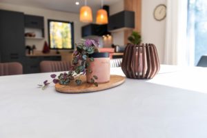 Décoration de table dans la pièce de vie de l’habitat partagé La Vieille Chouette – AIDADOM73