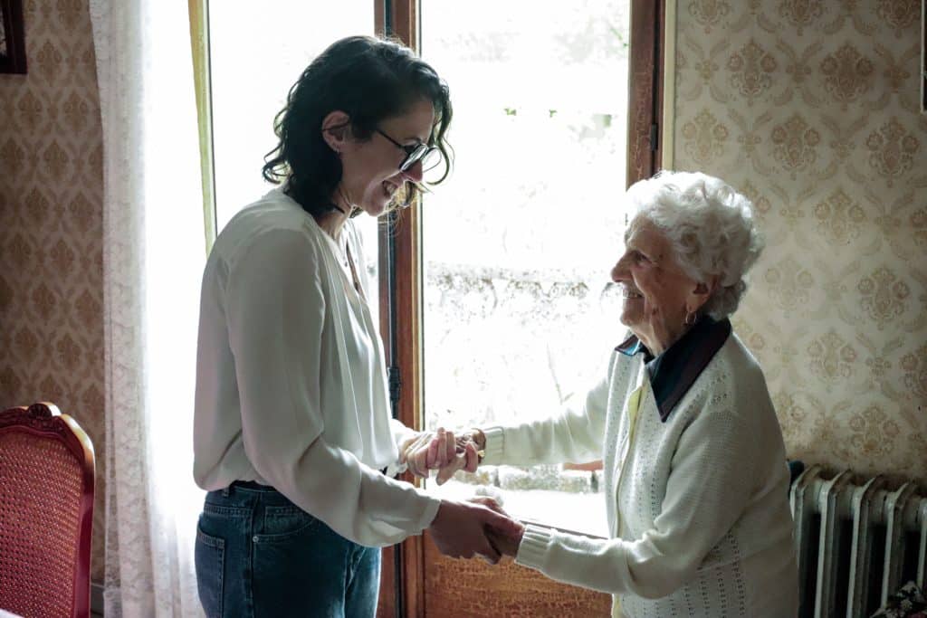 une aide a domicile prenant soin d'une personne fragile