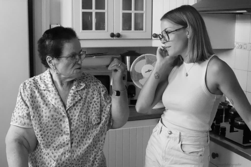 une aide a domicile passe un moment de détente avec une personne âgée