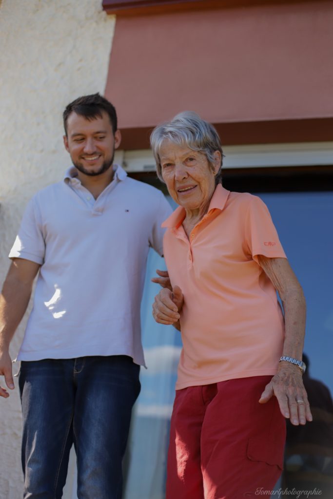 une personne âgée accompagnée par un auxiliaire de vie
